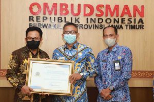 Walikota Malang Sutiaji menerima penghargaan dari Ombudsman. (ist) - Ombudsman RI Berikan Penghargaan Pemkot Malang Kategori 'Tingkat Kepatuhan'
