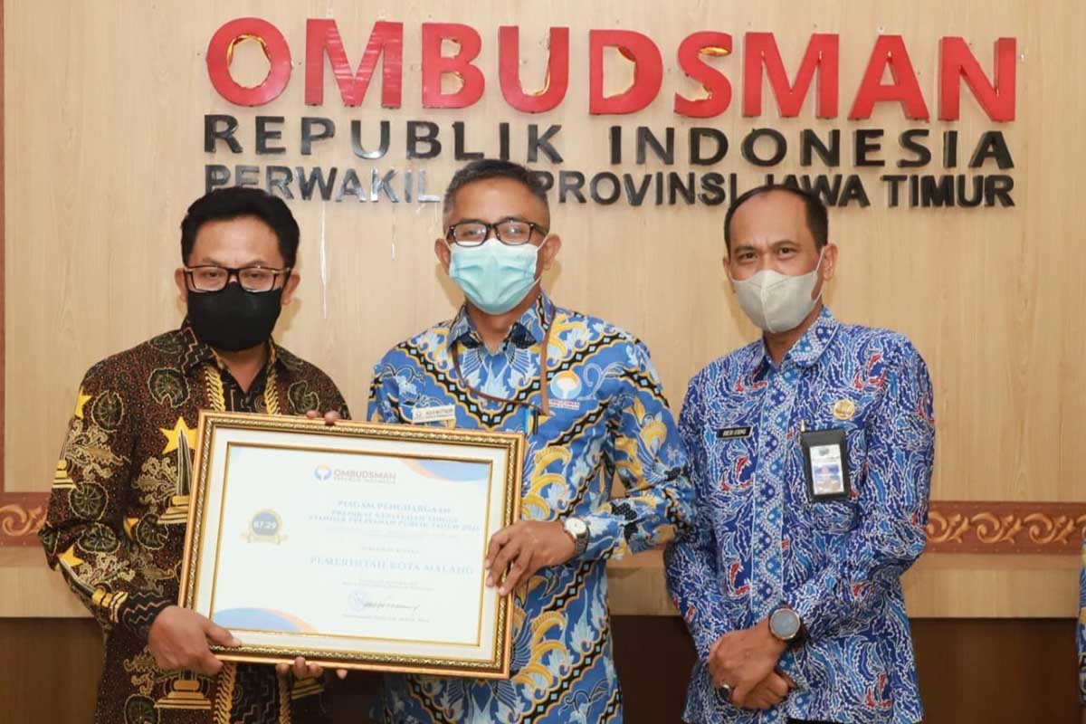 Walikota Malang Sutiaji menerima penghargaan dari Ombudsman. (ist) - Ombudsman RI Berikan Penghargaan Pemkot Malang Kategori 'Tingkat Kepatuhan'