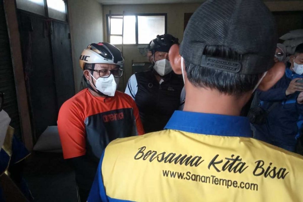 Walikota Malang berkomunikasi dengan koordinator. (ws4) - Pemkot Malang Distribusikan Bantuan 8.000 Liter Migor, Bantu IKM Sanan Tetap Produktif