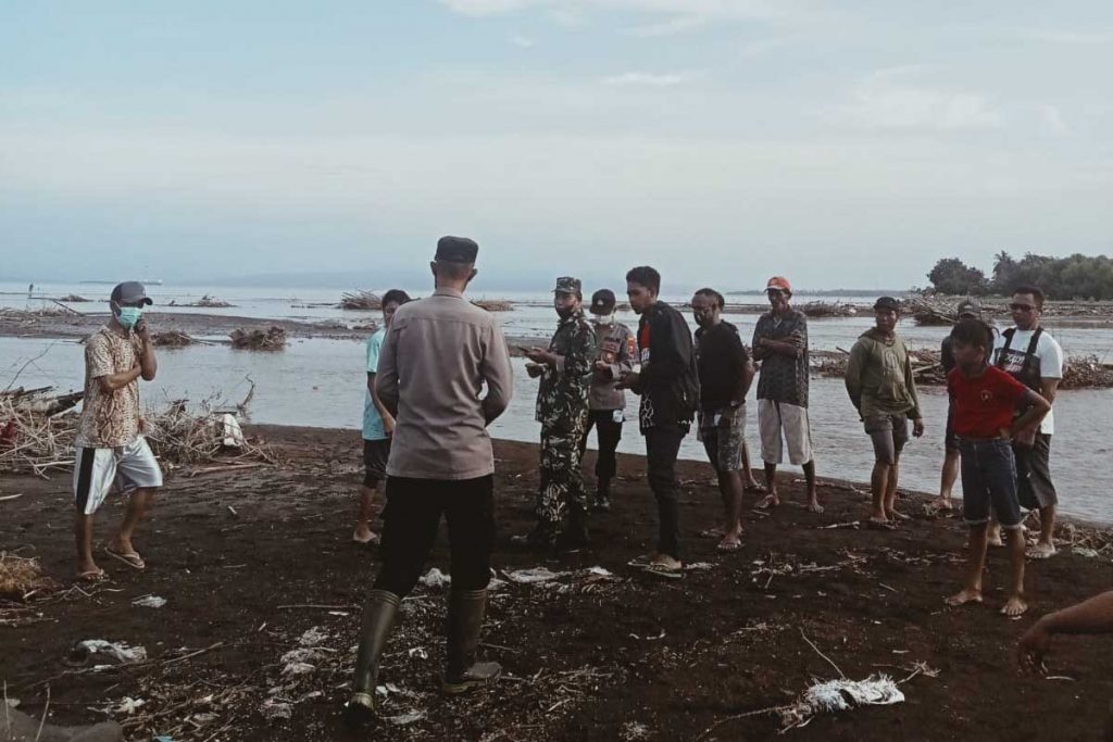 Warga Desa Alasrejo saat mencari korban di laut dekat korban pertama hilang - Kakek Asal Desa Alasrejo Hilang Saat BAB