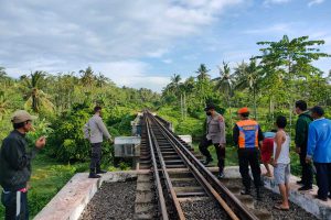 Warga Kabat Tewas Tertabrak Kereta