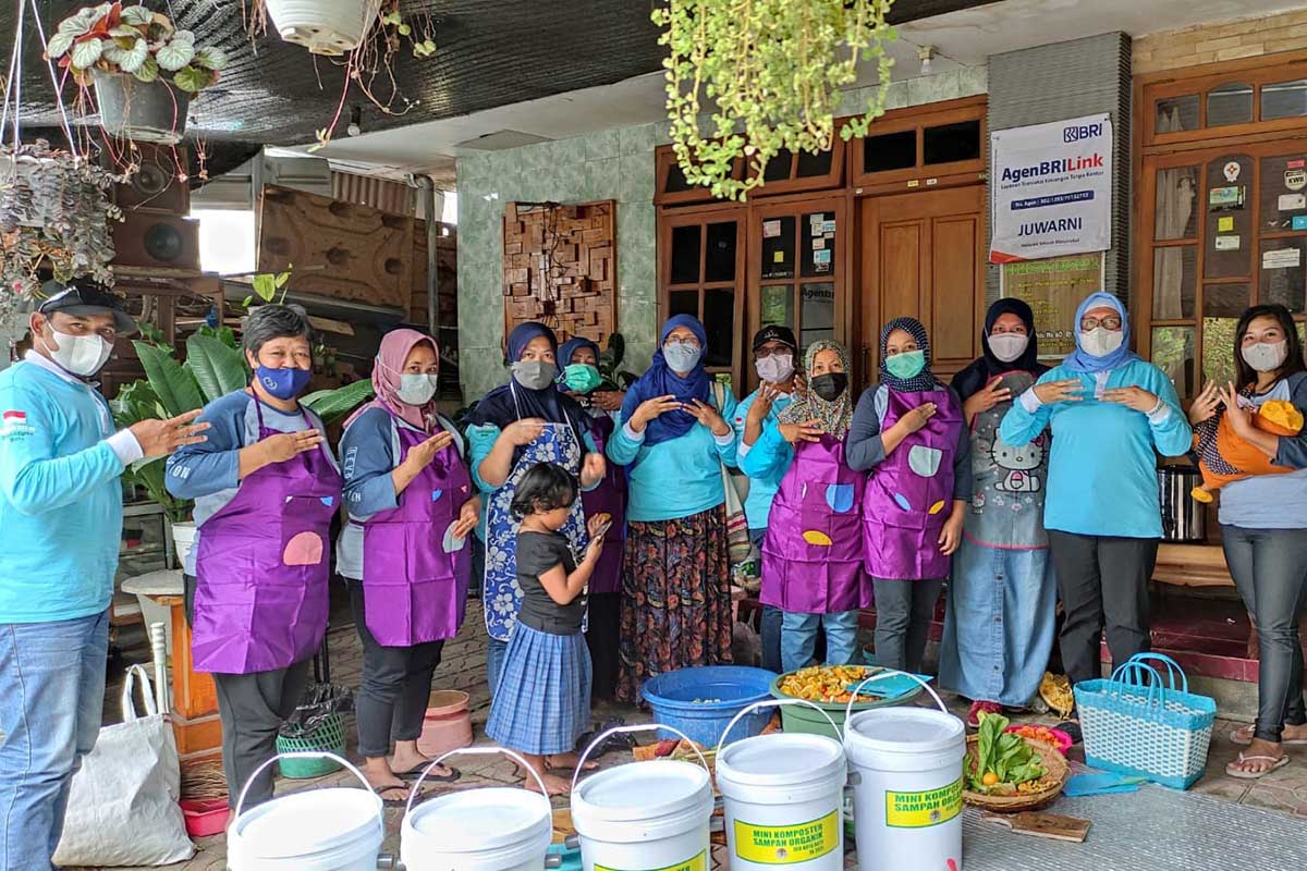 Warga Kelurahan Songgokerto, penerima peralatan pembuatan eco enzyme. (ist) - 19 Desa di Batu Dapat Bantuan Alat Pembuat Eco Enzyme