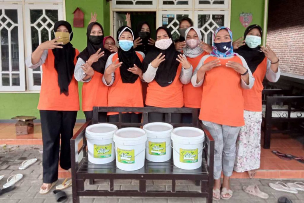 Warga RW 07 Desa Mojorejo, penerima peralatan pembuatan eco enzyme. (ist) - 19 Desa di Batu Dapat Bantuan Alat Pembuat Eco Enzyme
