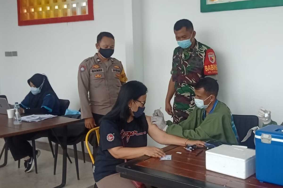 Warga Sawojajar antri divaksin booster. (ist) - RS Rawat Jalan Rampal Vaksinasi Booster Warga Sawojajar