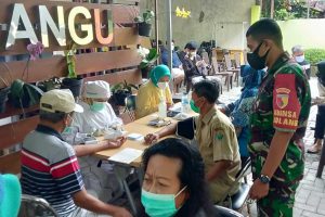 Warga Sudomo tertib antri vaksinasi AstraZeneca. (ist) - 76 Warga Sudimoro Menerima Vaksinasi AstraZeneca