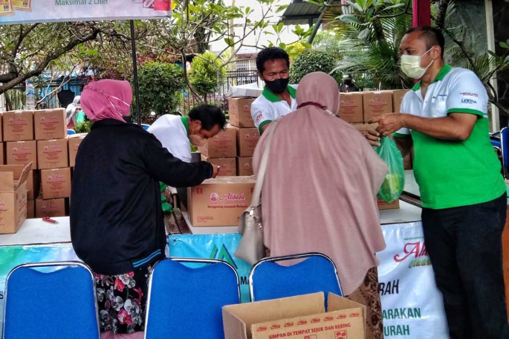 Warga sedang menukarkan kupon operasi pasar dari Pemrov Jatim melalui PT Megasurya Mas. (jaz) - Indikasi Penimbunan Migor, Disperindag Jatim: Masih Pra Penyidikan