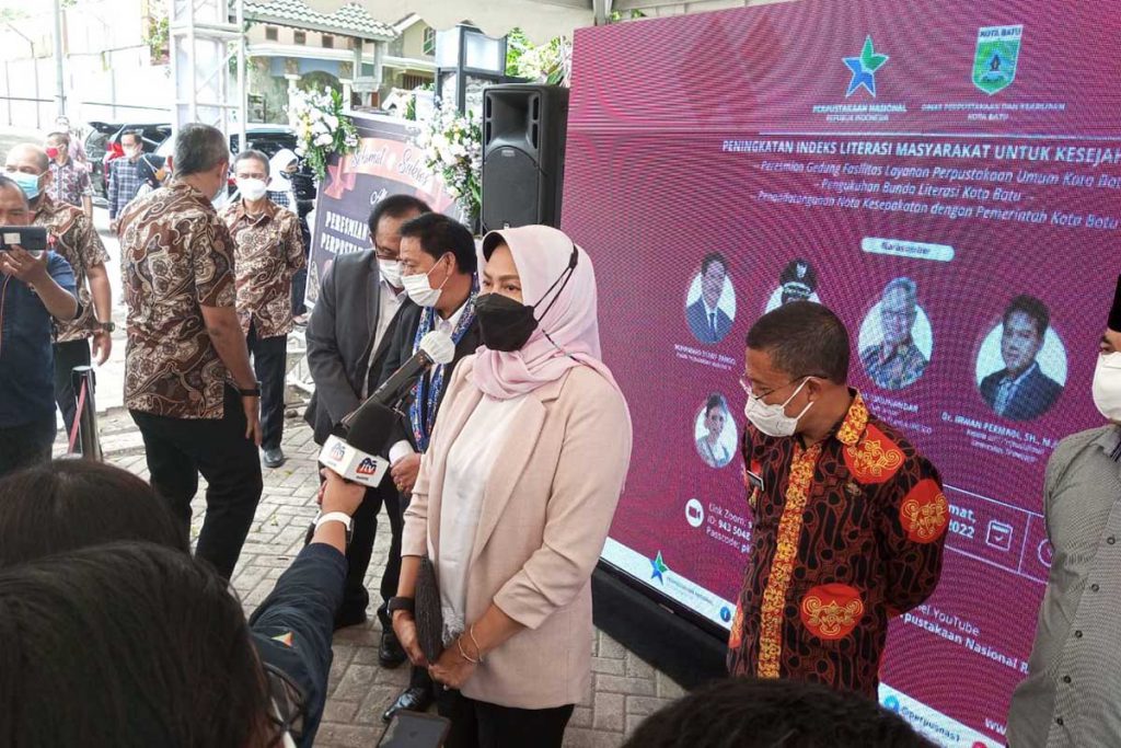 Wawancara doorstop dengan awak media. (ws3) - Gedung Layanan Perpustakaan Daerah Kota Batu Diresmikan Kapusnas dan Wali Kota Batu