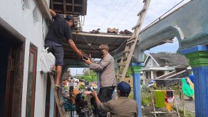 TNI, Polri, BPBD membantu warga untuk memperbaiki rumah warga yang rusak. (Memo X/fjr) - 42 Rumah dan Pabrik Rusak Diterjang Hujan Disertai Angin