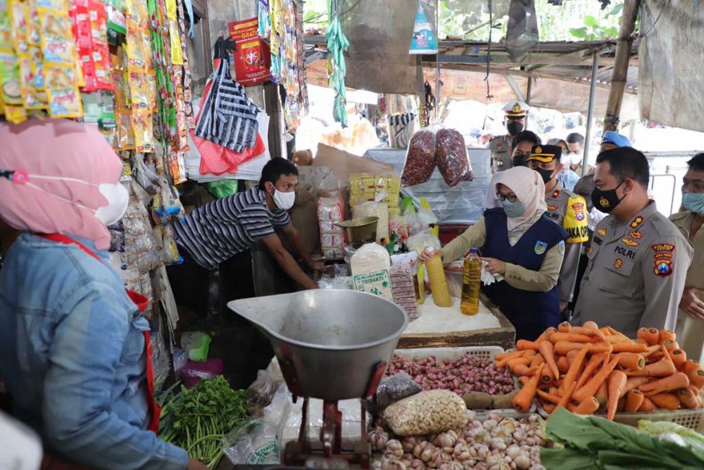 AKBP Agung Setyo Nugroho bersama Dinas Perdagangan Kabupaten Kediri melakukan Sidak Migor di pasar Pamenang Pare, Selasa (22/3/2022) pagi. (Memo X/im) - Kapolres Kediri bersama Disperindag Sidak Migor