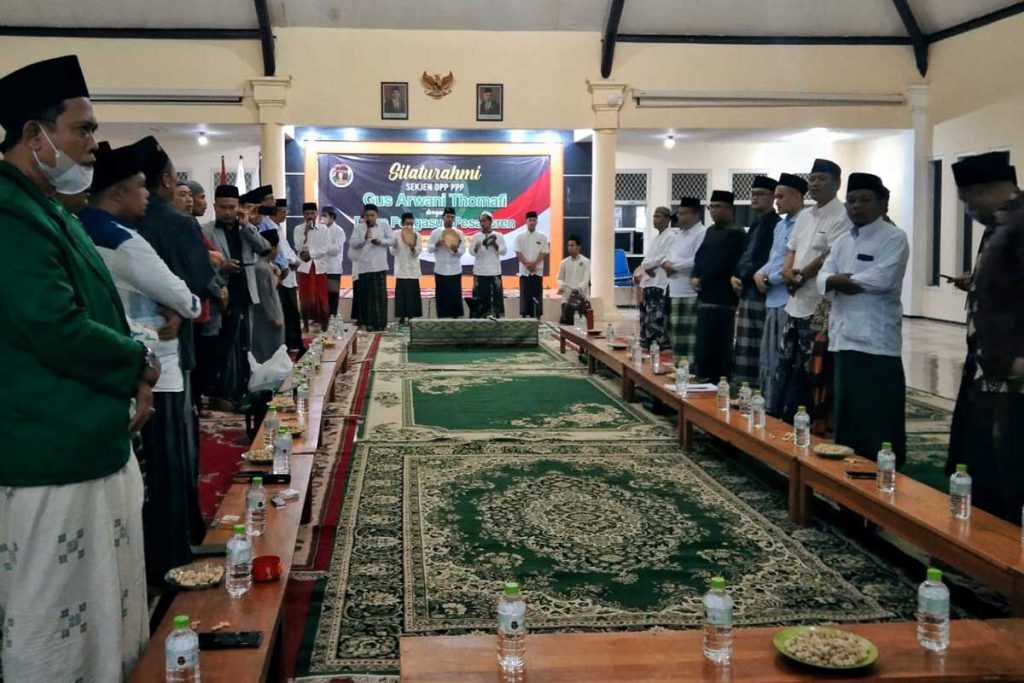Acara dimulai dengan pembacaan sholawat bersama. (jaz) - Sekjen PPP Bangun Soliditas di Jawa Timur Bersama Putra Pengasuh Ponpes