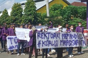 Aksi Koalisi Mahasiswa Unitri. (mg1) - Mahasiswa Unitri Tolak Kebijakan Pencabutan Pemotongan SPP