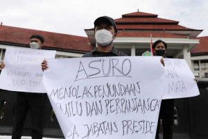 Aksi menolak penundaan Pemilu 2024 di depan Balaikota Malang. (ist) - Aksi Menolak Penundaan Pemilu 2024 di Balkot Malang, Ini Alasannya