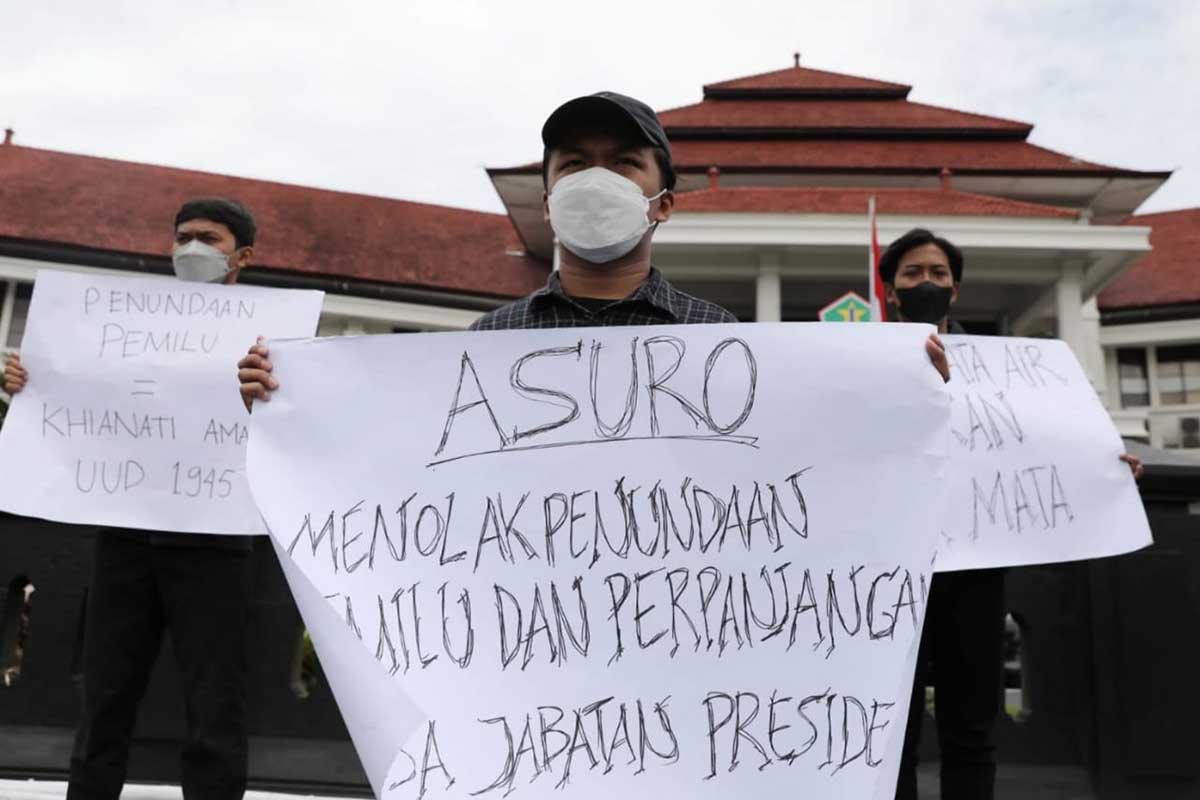 Aksi menolak penundaan Pemilu 2024 di depan Balaikota Malang. (ist) - Aksi Menolak Penundaan Pemilu 2024 di Balkot Malang, Ini Alasannya