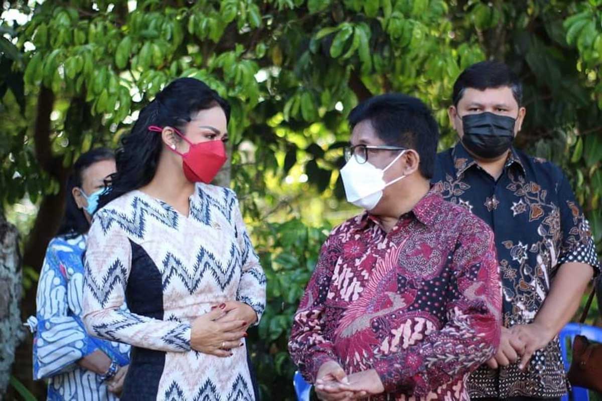 Anggota DPR-RI Krisdayanti dan Ketua YPPII Batu. (ist) - Krisdayanti Resmikan Balai Latihan Kerja Komunitas di Batu