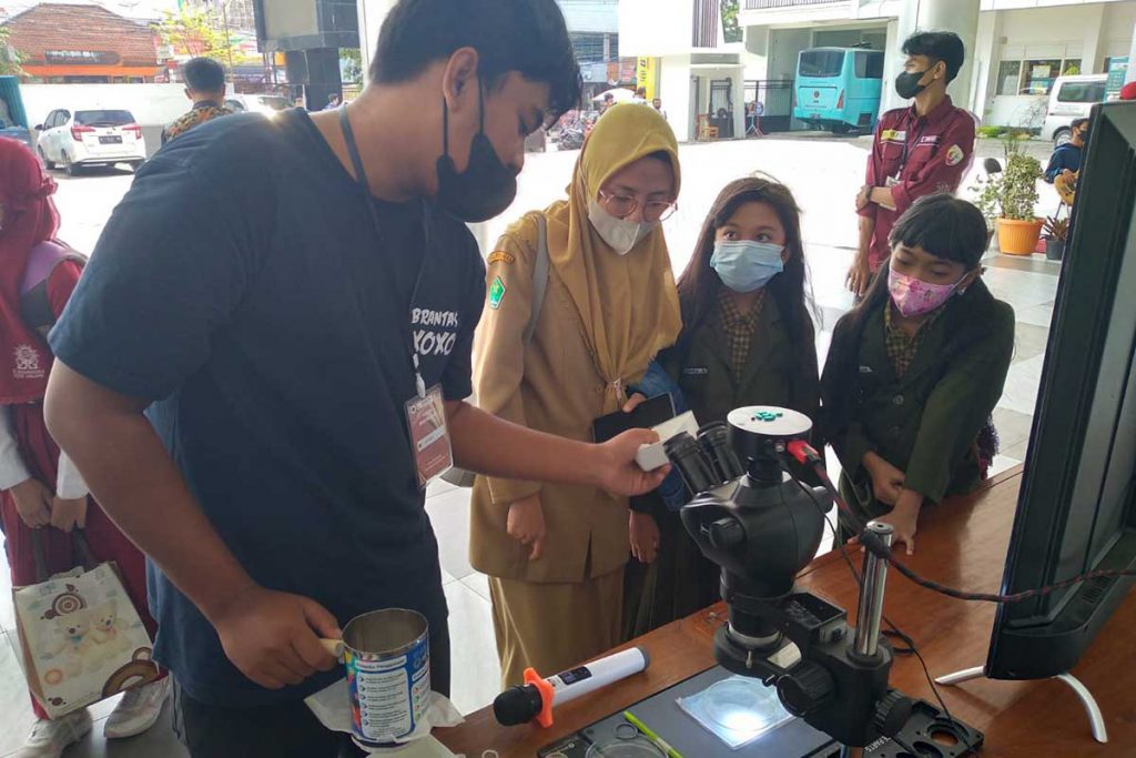 Anggota Ecological Observation and Wetlands Conservation (Ecoton), Irham saat menjelaskan proses mengukur mikroplastik. (ws4) - Stop Gunakan Plastik, Kandungan Mikroplastik Ancam Kesehatan