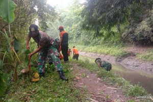 Karya Bhakti TNI Manunggal dengan Air, Bersihkan Aliran Sungai Anyar