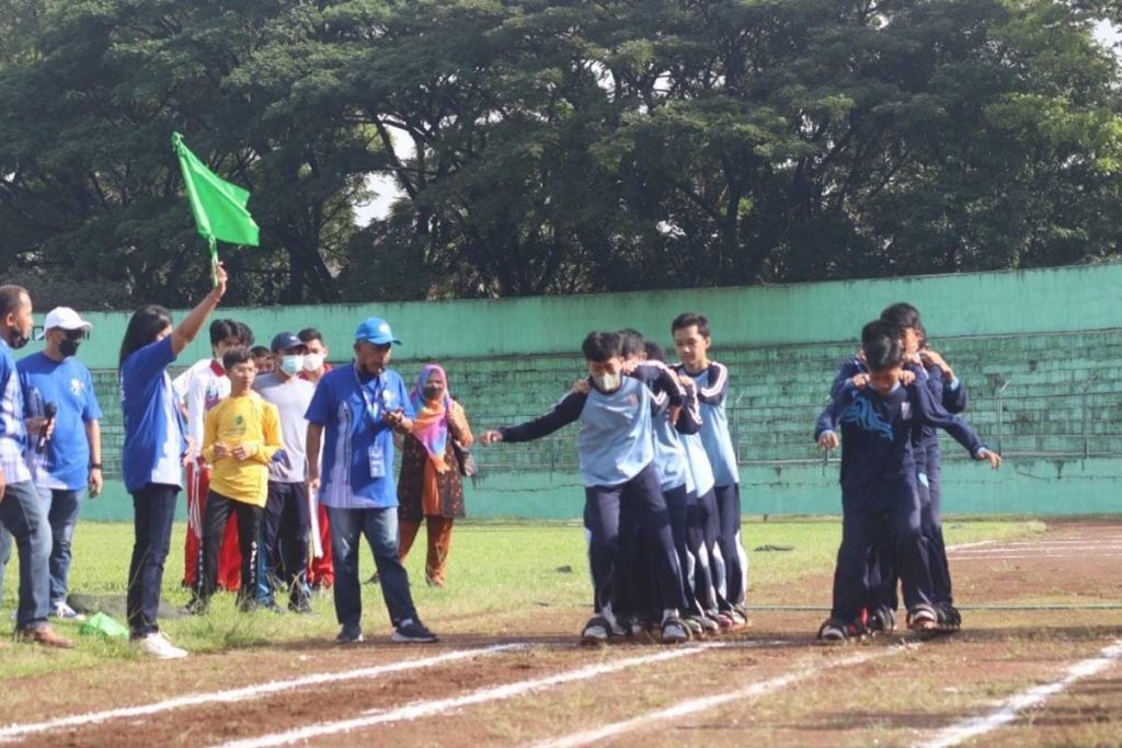 Animo peserta dalam permainan Terompah Panjang. (ist) - Jelang HUT 108 Kota Malang, Pemkot Malang Gelar Lomba Olahraga Tradisional