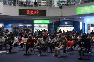 Antrian peserta serbuan vaksinasi di Cyber Mall. (ist) - Kodim 0833 Gelar Serbuan Vaksinasi di Cyber Mall