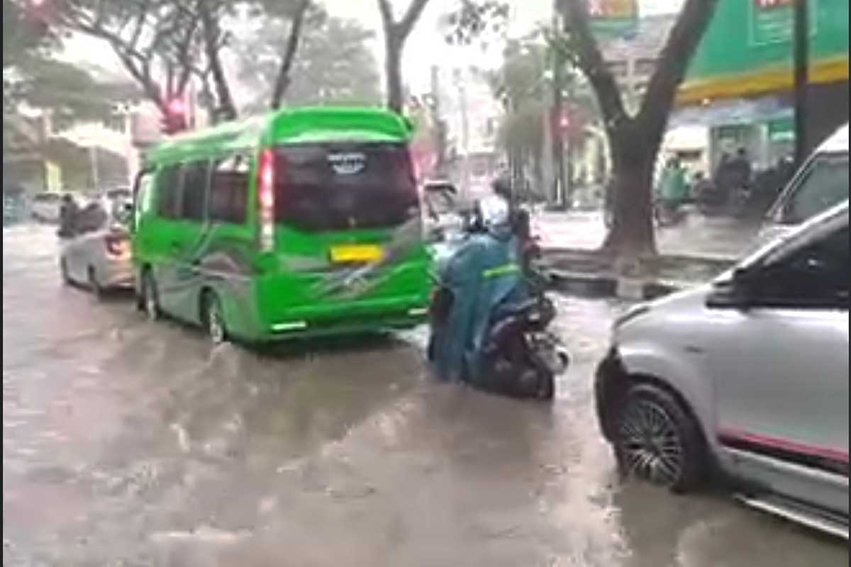 Banjir akibat hujan deras menyebabkan kemacetan. (ist) - Dinas PU Gandeng UB Bikin Masterplan Drainase