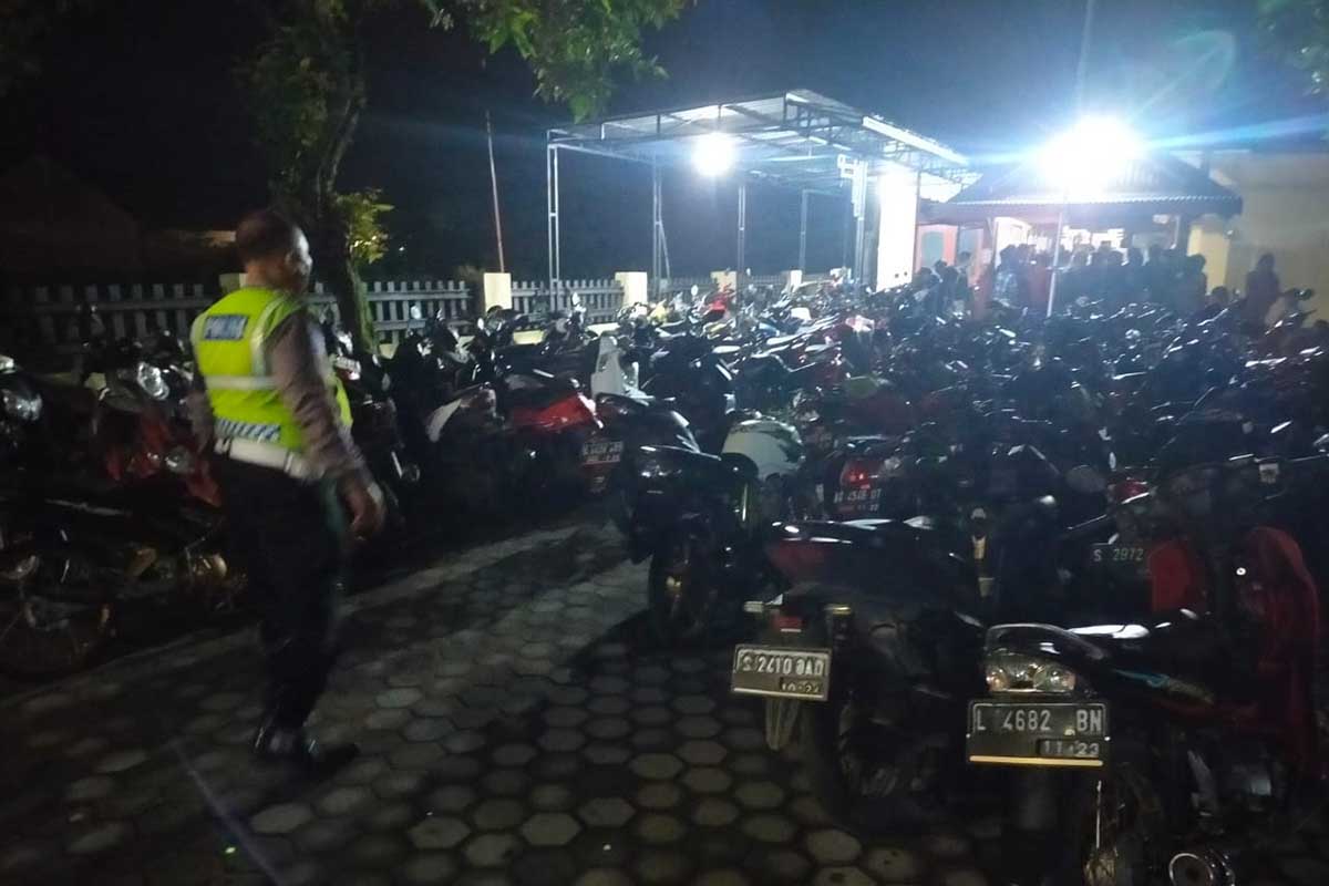 Barang bukti berupa sepeda motor diamankan dan dibawa ke Mapolres Kediri. (Memo X/im) - Razia Balap Liar, Polisi Amankan 112 Unit Motor