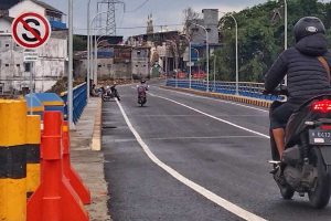 Beberapa kawula muda nongkrong di bahu jalan Jembatan Tunggulmas. (jaz) - Jembatan Tunggulmas Dibuat Nongkrong Hingga Jualan