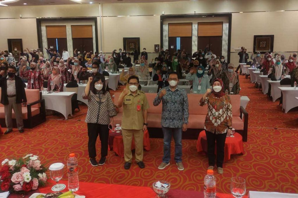 Berfoto bersama para peserta Bimtek. (rhd) - Bangkit dari Pandemi, Gus Ali Fasilitasi IKM Naik Kelas Melalui Bimtek Kemenperin