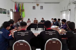 Berlangsungnya Audiensi di Ruang sidang Rektorat Unitri. (mg1) - Respons Aksi, Rektor Unitri Audiensi Bersama Koalisi Mahasiswa