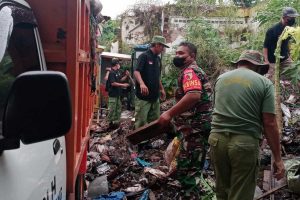 Bersama Linmas, DLH dan TNI, warga Kidul Dalem bersihkan sampah. (ist) - Bersama Linmas, DLH dan TNI, Warga Kidul Dalem Bersihkan Sampah