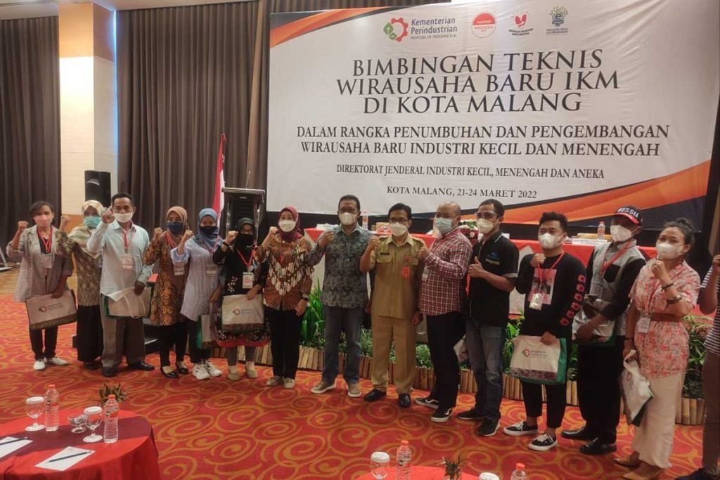 Bersama koordinator kelompok usai penyerahan simbolis materi bimtek. (rhd) - Bangkit dari Pandemi, Gus Ali Fasilitasi IKM Naik Kelas Melalui Bimtek Kemenperin