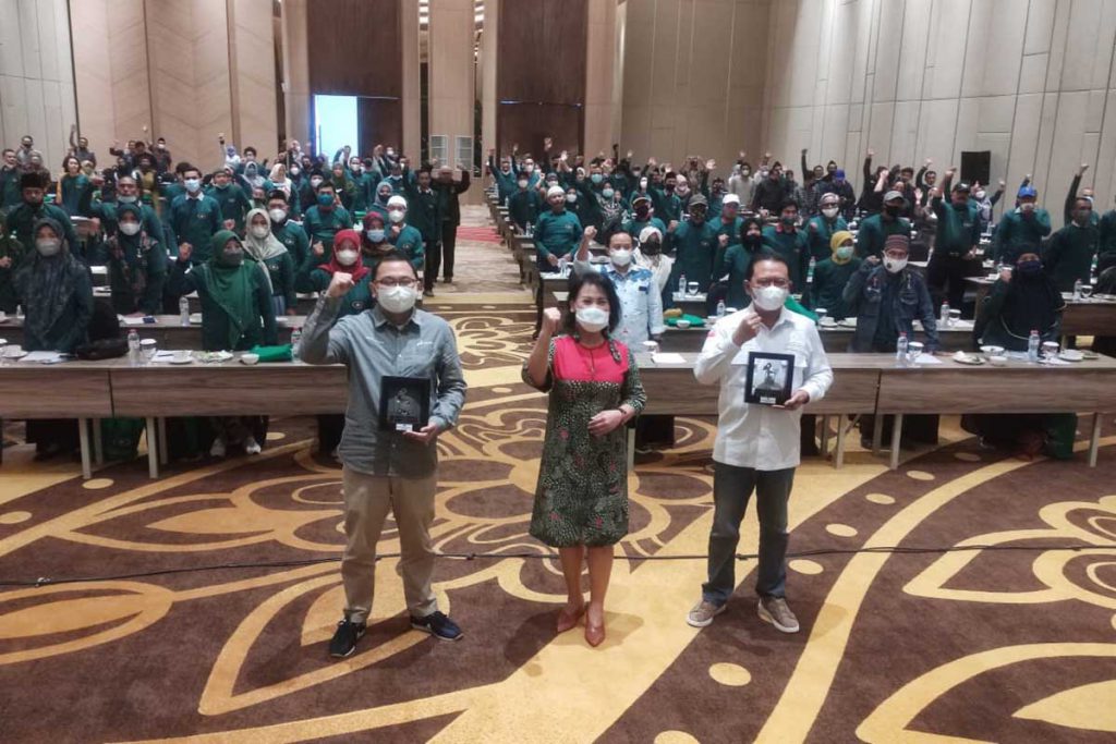 Bersama para pemateri dan peserta Sosialisasi Capaian Kinerja dan Penyuluhan Regulasi BPH Migas TA 2022. (rhd) - Minyak Meroket, Gus Ali: Stok dan Harga BBM Migas Indonesia Aman