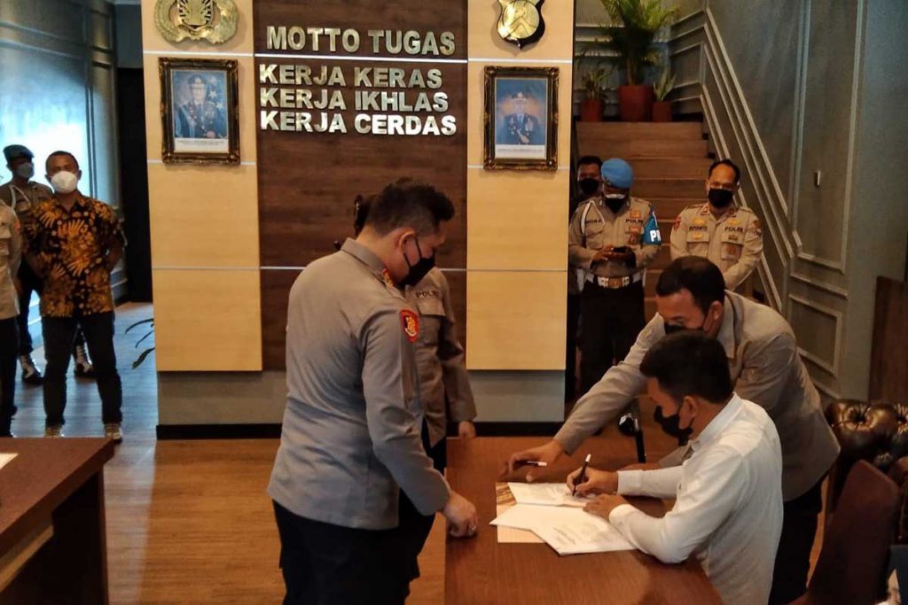 Buher sedang melihat penandatanganan kontrak salah satu sahabat disabilitas. (jaz) - Empat Sahabat Disabilitas Kembangkan Potensi di Polresta Makota