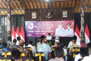 Bupati Hendy menghadiri J-Hur di Kecamatan Wuluhan. (yas) - J-Hur di Kecamatan Wuluhan, Bupati Dapat Banyak Pertanyaan dari Masyarakat