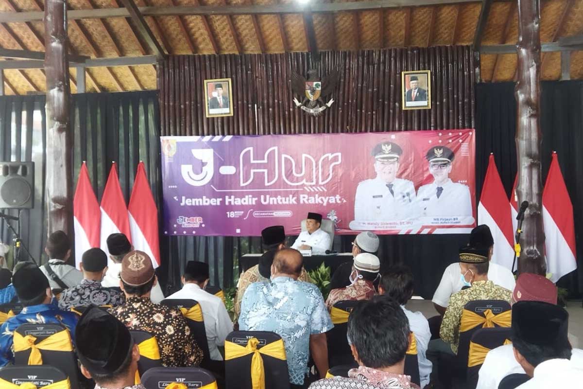 Bupati Hendy menghadiri J-Hur di Kecamatan Wuluhan. (yas) - J-Hur di Kecamatan Wuluhan, Bupati Dapat Banyak Pertanyaan dari Masyarakat