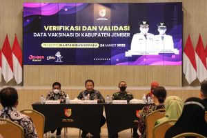 Bupati Hendy saat memimpin rapat verifikasi dan validasi data vaksinasi Kabupaten Jember di Pendopo Wahyawibawagraha. (yas) - Kejar Level 1, Pemkab Jember Terus Tingkatkan Capaian Vaksinasi