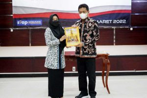 Bupati Ikfina menyerahkan LKPD Tahun 2021 kepada Kepala Perwakilan BPK Jawa Timur. (Memo X/mrg) - Pemkab Mojokerto Serahkan LKPD Tahun 2021 ke BPK Jatim
