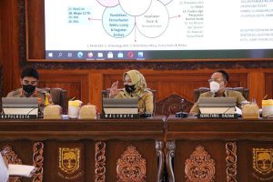 Bupati Ikhina memberikan Piagam Penghargaan kepada salah satu purna tugas personil Satpol PP. (Memo X/mrg) - Bupati: Jadilah Personel Satpol PP yang Dicintai Masyarakat