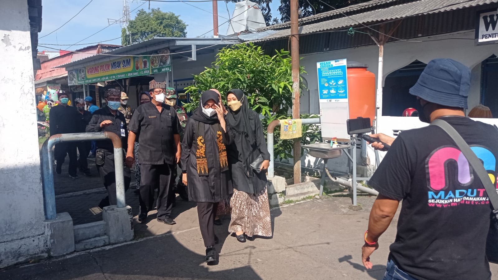 Bupati Ipuk Serahkan Puluhan Gerobak Jualan Kepada PKL Pasda Rogojampi