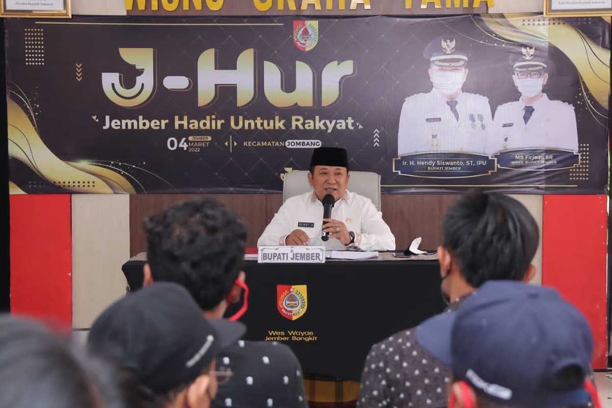 Bupati Jember Hendy Siswanto, berdiskusi bersama warga di pendopo Wisnu Graha Tama, Kecamatan Jombang. (ist) - Hadiri J-Hur Kecamatan Jombang, Bupati Jember: Poin Pentingnya Masalah Pertanian