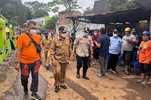Bupati Malang, HM Sanusi, didampingi Kepala BPBD dan Camat Pakis saat meninjau langsung lokasi Banjir Mangliawan. (ws5) - Sembuh dari Covid-19, Bupati Malang Sambangi Korban dan Tinjau Lokasi Banjir Mangliawan
