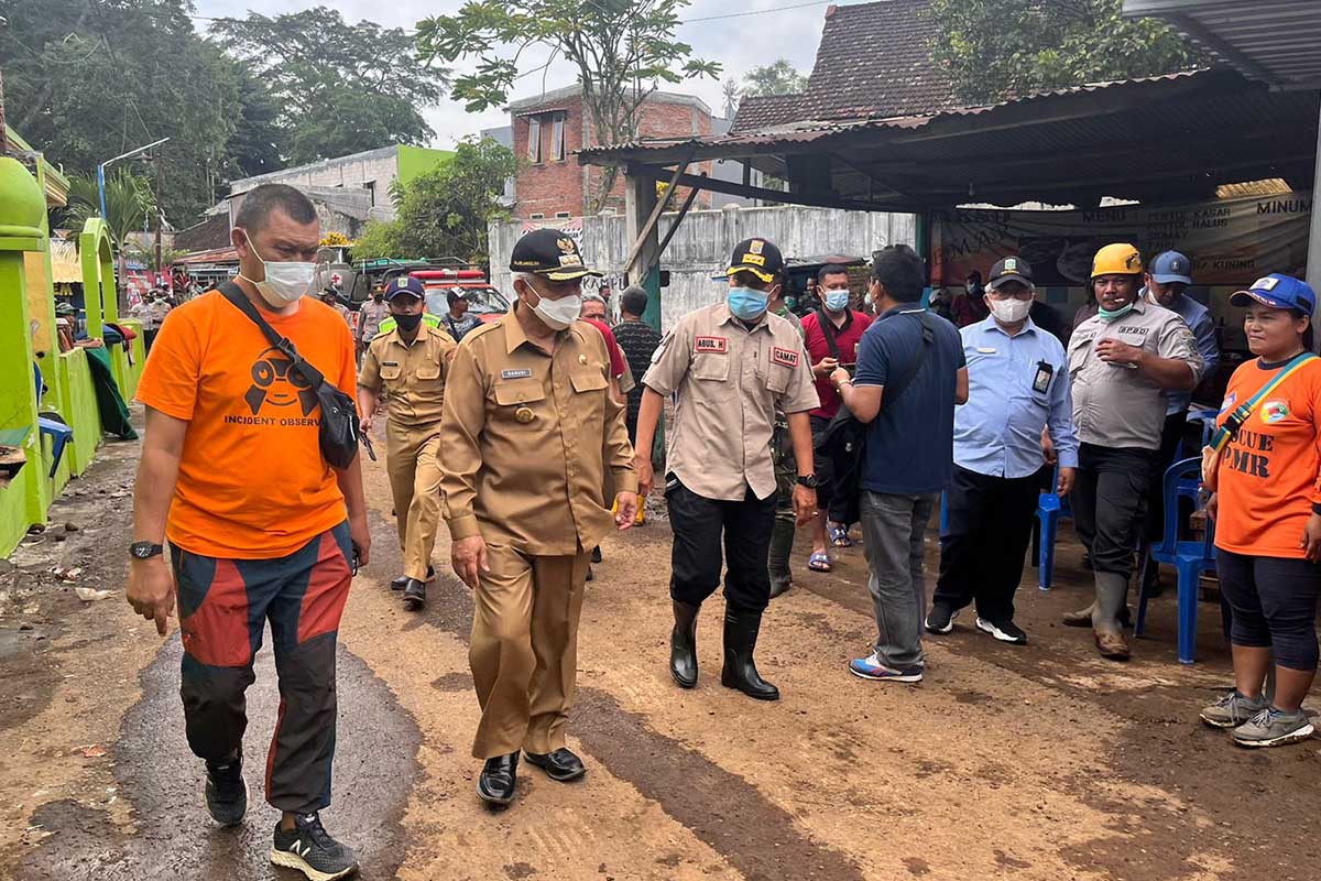 Bupati Malang, HM Sanusi, didampingi Kepala BPBD dan Camat Pakis saat meninjau langsung lokasi Banjir Mangliawan. (ws5) - Sembuh dari Covid-19, Bupati Malang Sambangi Korban dan Tinjau Lokasi Banjir Mangliawan