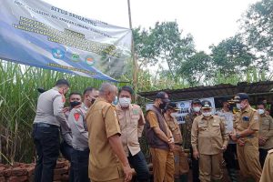 Bupati Malang, HM Sanusi, didampingi Sekda dan perangkat daerah lainnya saat meninjau lokasi ekskavasi situs. (ist) - Bupati Malang Tinjau Proses Ekskavasi Situs Gumuk Srigading