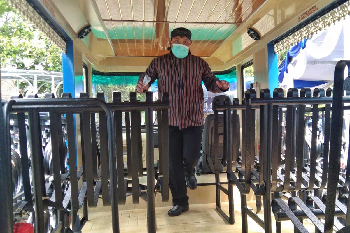 Bus Macyto tampak dari dalam. (jaz) - Alasan Bus Macyto Semi Terbuka, Begini Spesifikasi Bahan Materialnya