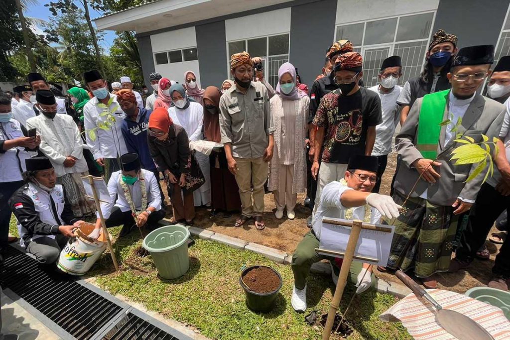 Cak Imin bersama Gus Halim, saat penanaman pohon di sekitar lokasi pesantren. (ws5) - Cak Imin Resmikan BLK Komunitas Se-Malang Raya
