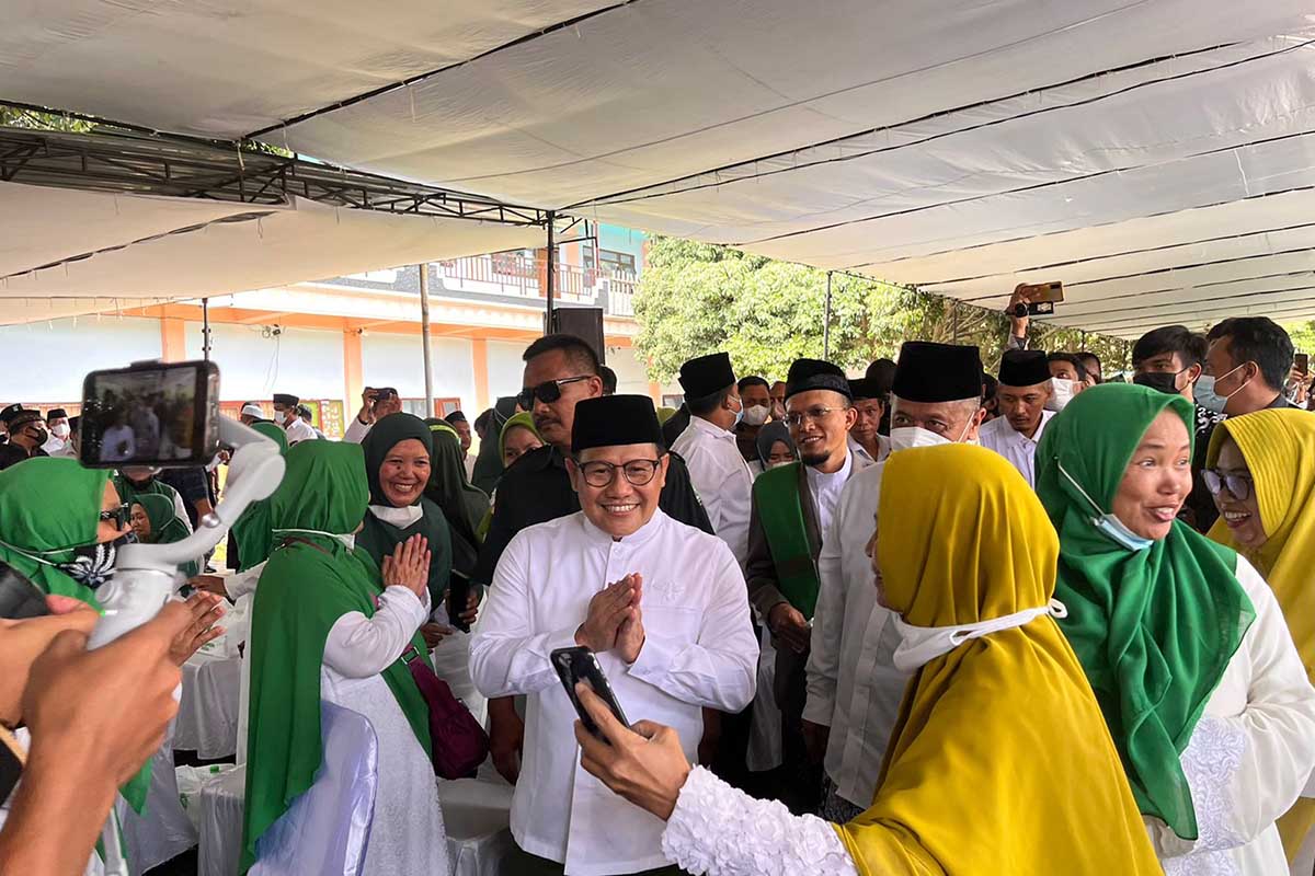 Cak Imin didampingi Ketua PCNU Kabupaten Malang saat menghadiri deklarasi Perempuan NU. (ws5) - Perempuan NU Malang Raya dan Komunitas Bantengan Bululawang Dukung Cak Imin