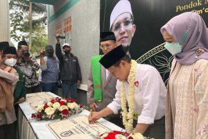 Cak Imin didampingi Pengasuh PP Al-Rifa’ie 2, saat penandatanganan prasasti gedung. (ws5) - Cak Imin Resmikan BLK Komunitas Se-Malang Raya
