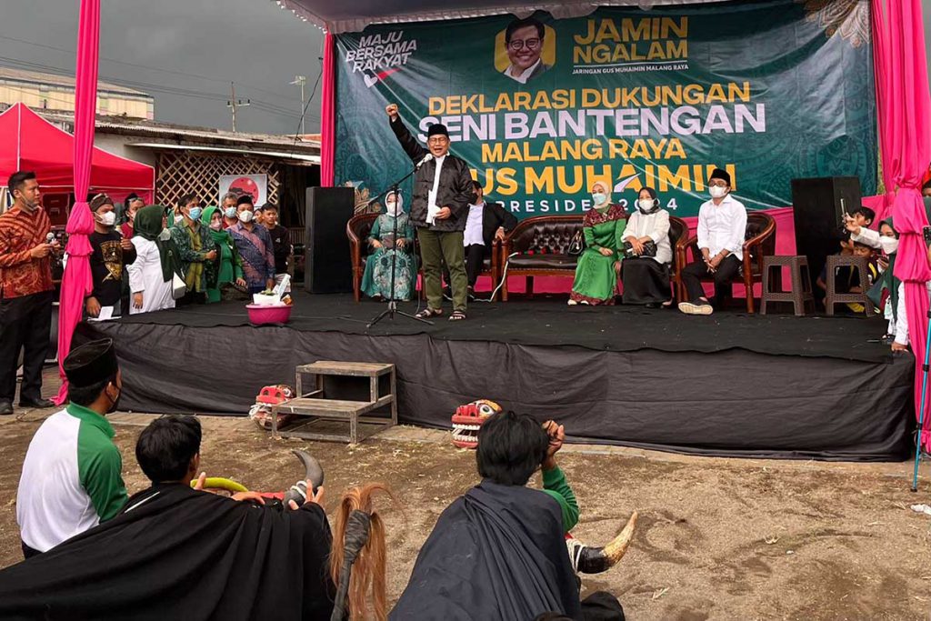 Cak Imin saat menyambangi komunitas Bantengan di Rest Area Bululawang. (ws5) - Perempuan NU Malang Raya dan Komunitas Bantengan Bululawang Dukung Cak Imin
