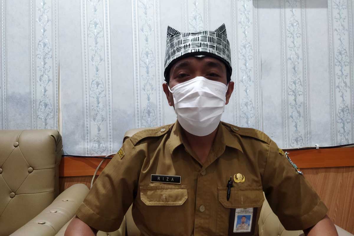 Camat Genteng, Satrio saat memimpin rapat koordinasi penertiban pedagang minuman beralkohol, dihadiri Muspika, GP Ansor dan Satpol-PP, bertempat di ruang kerja Camat Genteng, Senin (14/3/2022) siang - Camat Genteng Akan Tertibkan Pedagang Minol Tidak Berizin