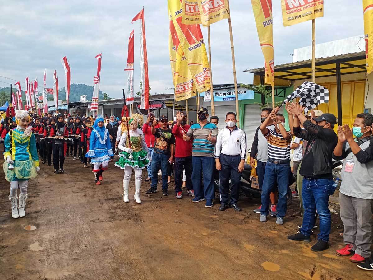 Camat Glenmore, Gatot Suyono; Kapolsek Glenmore, AKP Satrio dan Tokoh Pemuda Glenmore, Andre saat melepas peserta jalan sehat, bertempat di Rest Area Cerung, Desa Tegalharjo, Kecamatan Glenmore, Minggu (27/3/2022) - Rest Area Cerung Destinasi Wisata Kuliner Baru Di Banyuwangi