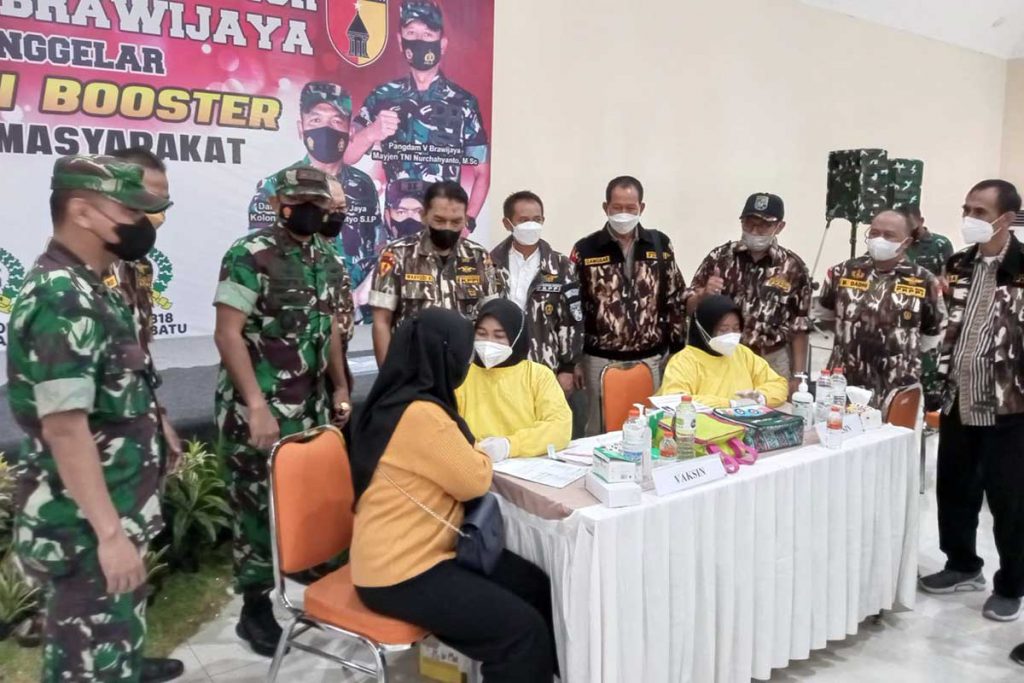 Dandim 0818 Batu-Malang meninjau pelaksanaan vaksin bersama pengurus FKPPI Batu. (ws3) - GM FKPPI Jatim Kolaborasi Kodam V Brawijaya Gelar Vaksin Untuk Masyarakat
