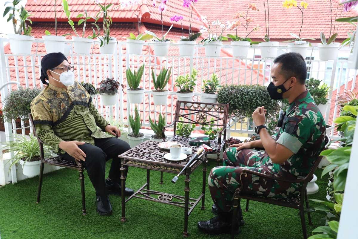 Dandim 0833 berbincang bersama Wali Kota Malang. (ist) - Akrabkan Diri, Dandim 0833 Silaturahmi ke Wali Kota dan Wawali Kota Malang